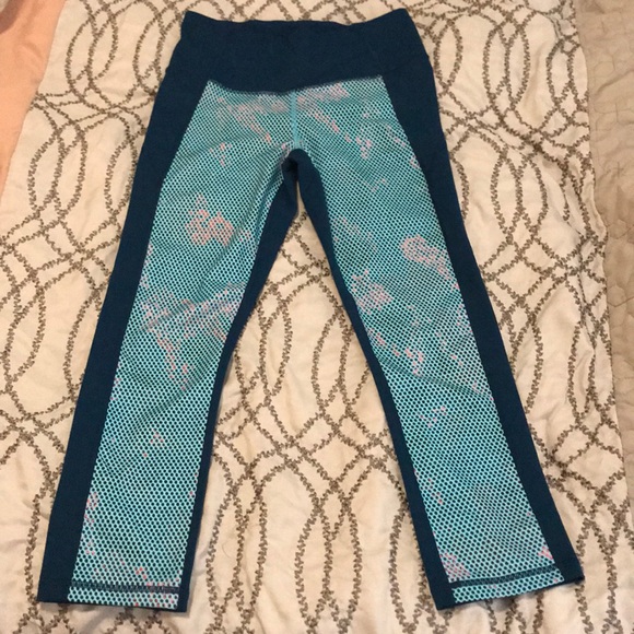 NWOT Under Armour Cropped - Picture 2 of 6